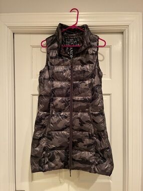 ANORAK Women's Quilted Camo Puffer Vest in Gray Tones
